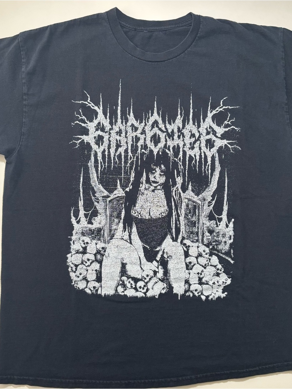 6AR6IE6 scary emo/grunge women’s boxer Y2K skull shirt (RARE INSTA ART)